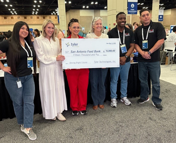 Kirsten Gappelberg presents check to representatives